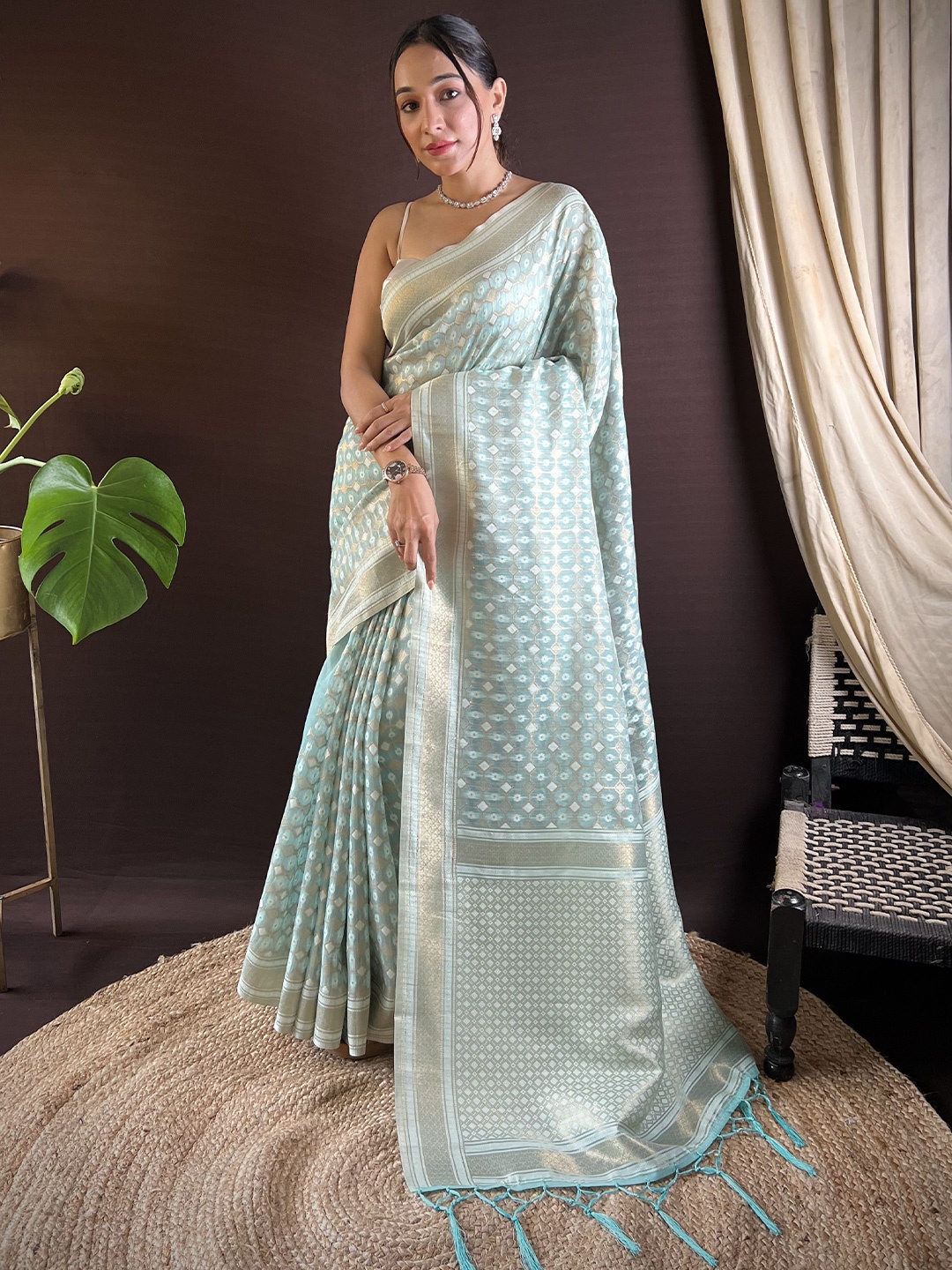 

HEER FASHION Zari Silk Blend Saree, Blue