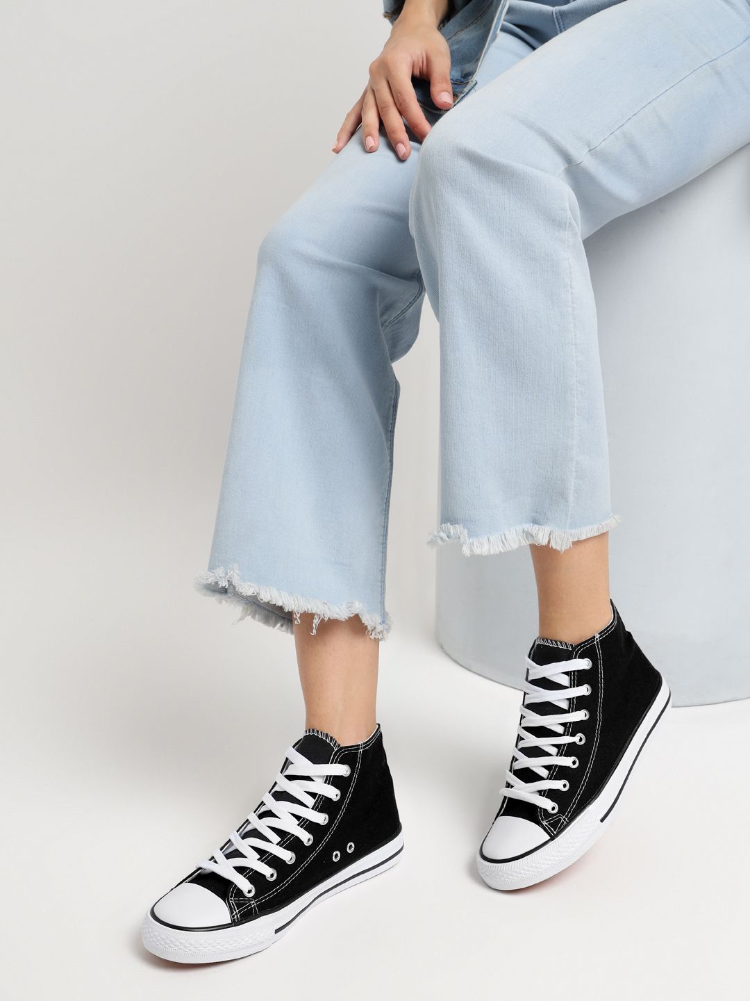 

Truffle Collection Women Colourblocked Round Toe Sneakers, Black