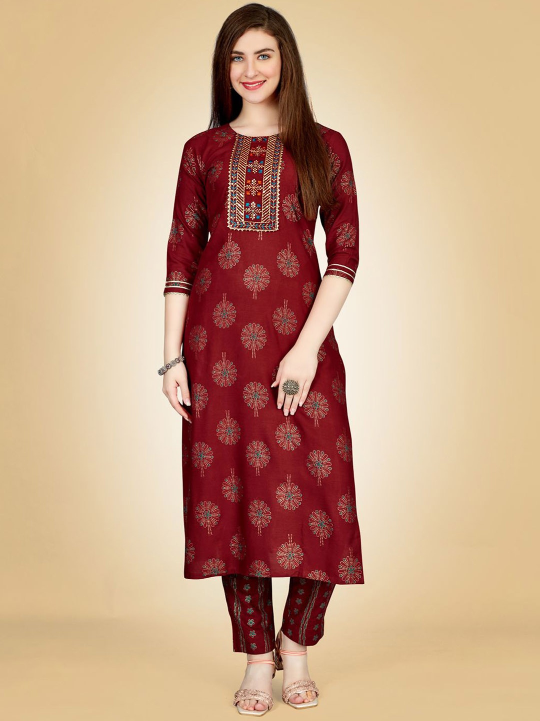 

KAYOMMI Paisley Embroidered Thread Work Straight Kurta with Trousers, Maroon