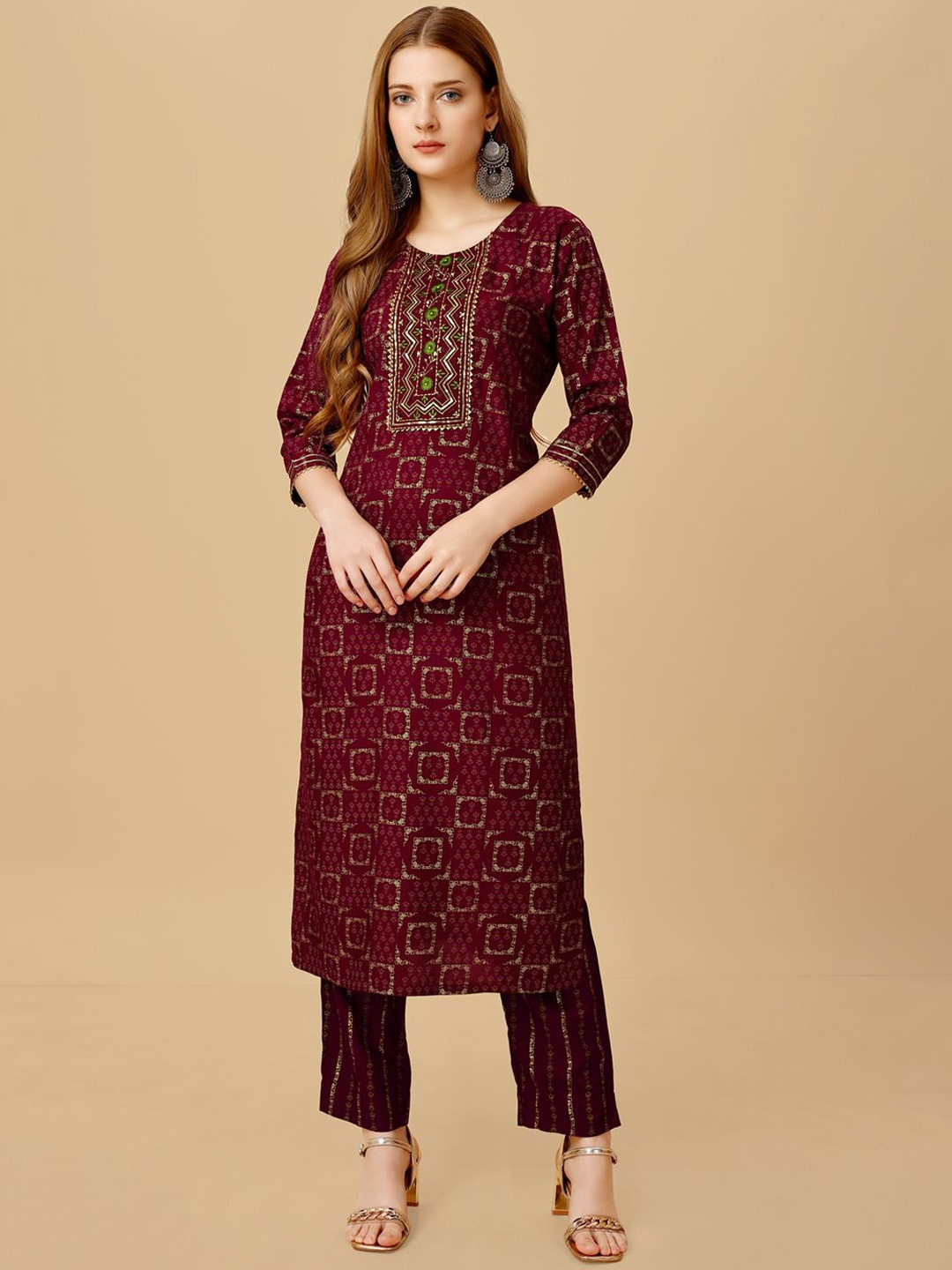 

KAYOMMI Floral Thread Work Straight Kurta with Trousers, Maroon