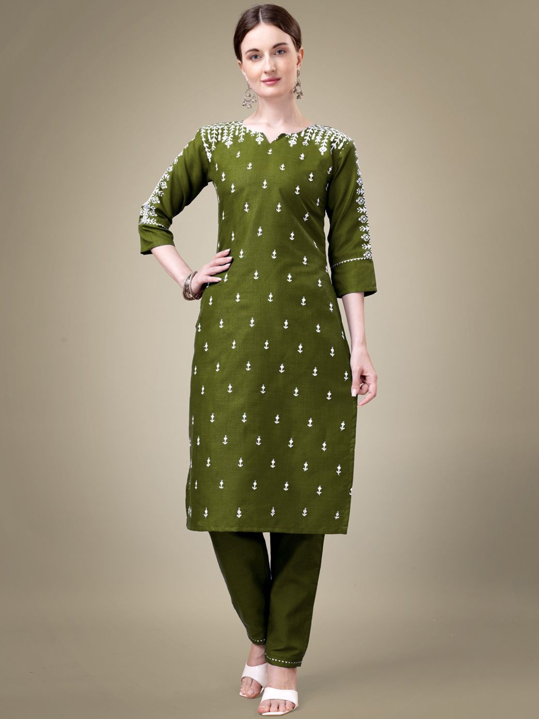 

KAYOMMI Ethnic Motifs Embroidered Notch Neck Straight Kurta with Trousers, Green