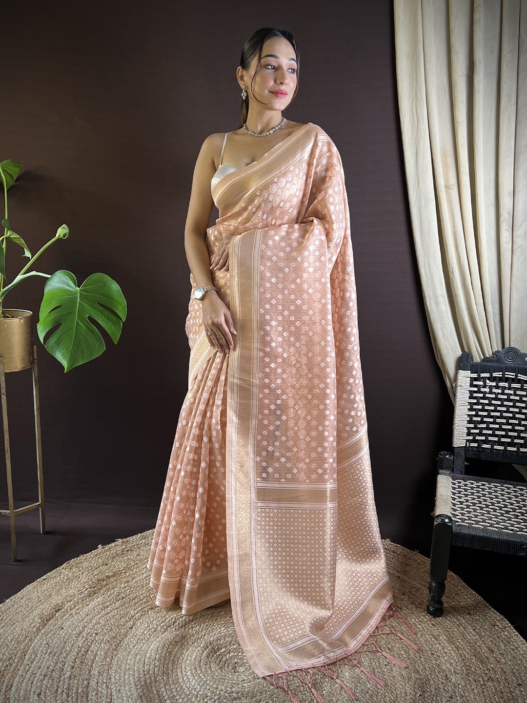 

HEER FASHION Geometric Zari Woven Saree, Peach