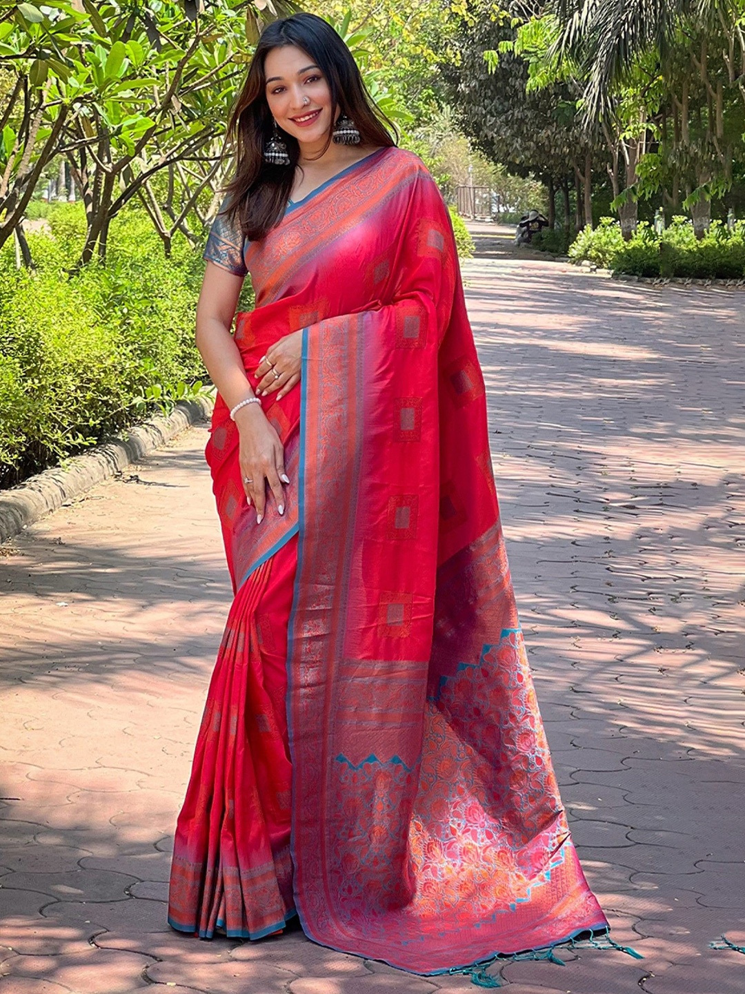 

Mitera Ethnic Motifs Woven Design Zari Banarasi Saree, Red