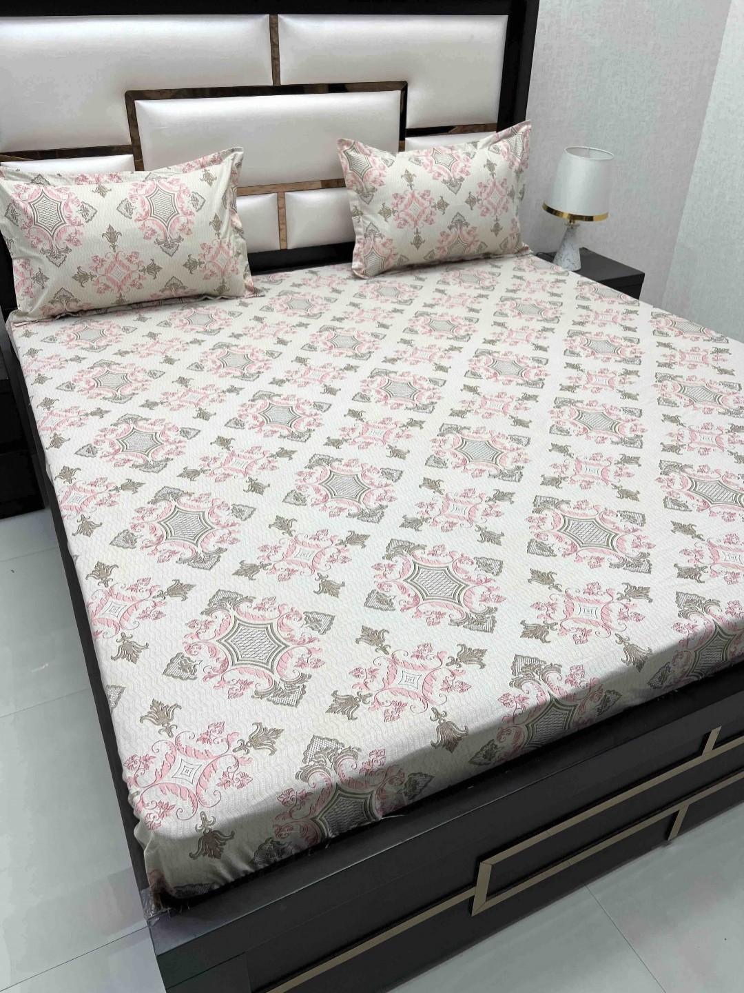 

Pure Decor Velar Fur Sib Off White Printed Pure Cotton King Bedsheet with 2 Pillow Covers