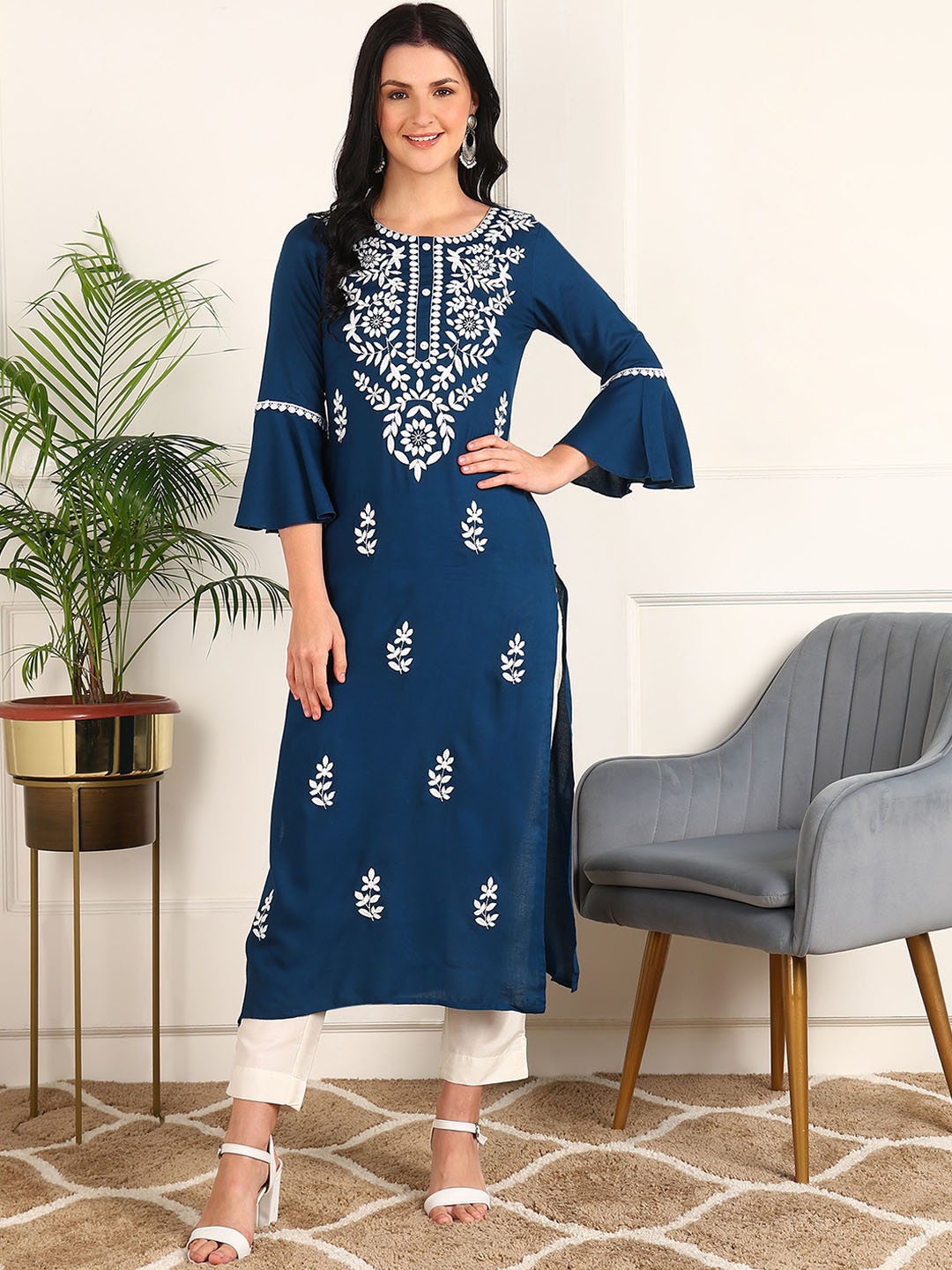 

Kapad Dwar Geometric Embroidered Thread Work Straight Kurta, Blue