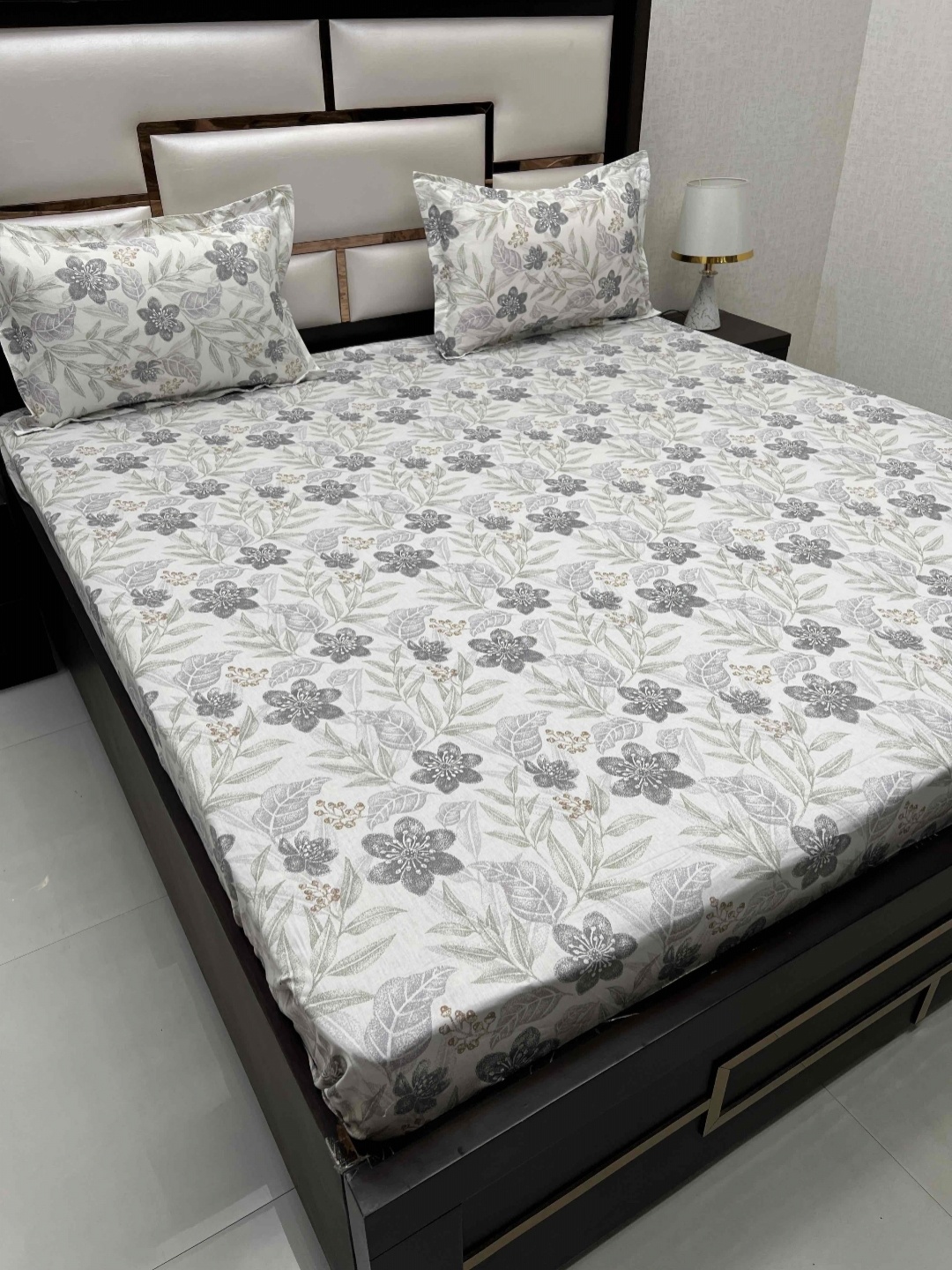 

Pure Decor Royal Velar White & Black Floral 400 TC King Bedsheet with 2 Pillow Covers