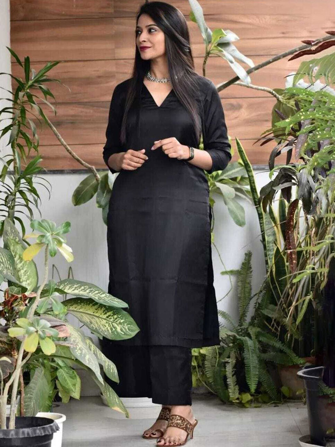 

nirja Fab V-Neck Straight Kurta With Trouser, Black