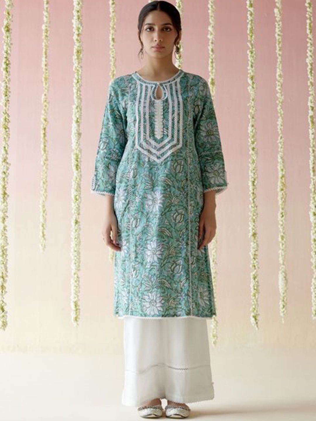 

NERO Floral Printed Thread Work Keyhole Neck Cotton Straight Kurta, Blue