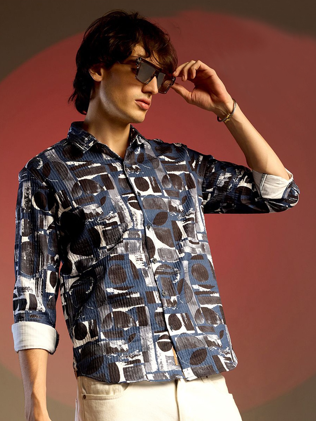 

Campus Sutra Men Comfort Spread Collar Graphic Printed Casual Shirt, Navy blue