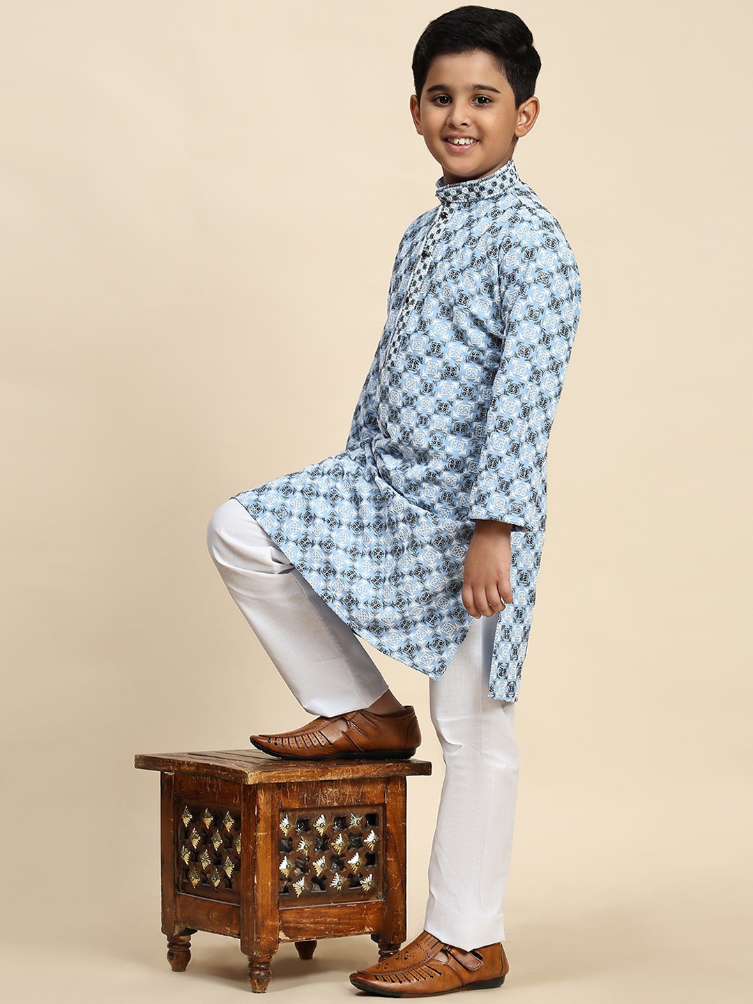 

Pro-Ethic STYLE DEVELOPER Boys Ethnic Motifs Thread Work Pure Cotton Kurta with Pyjama, Blue