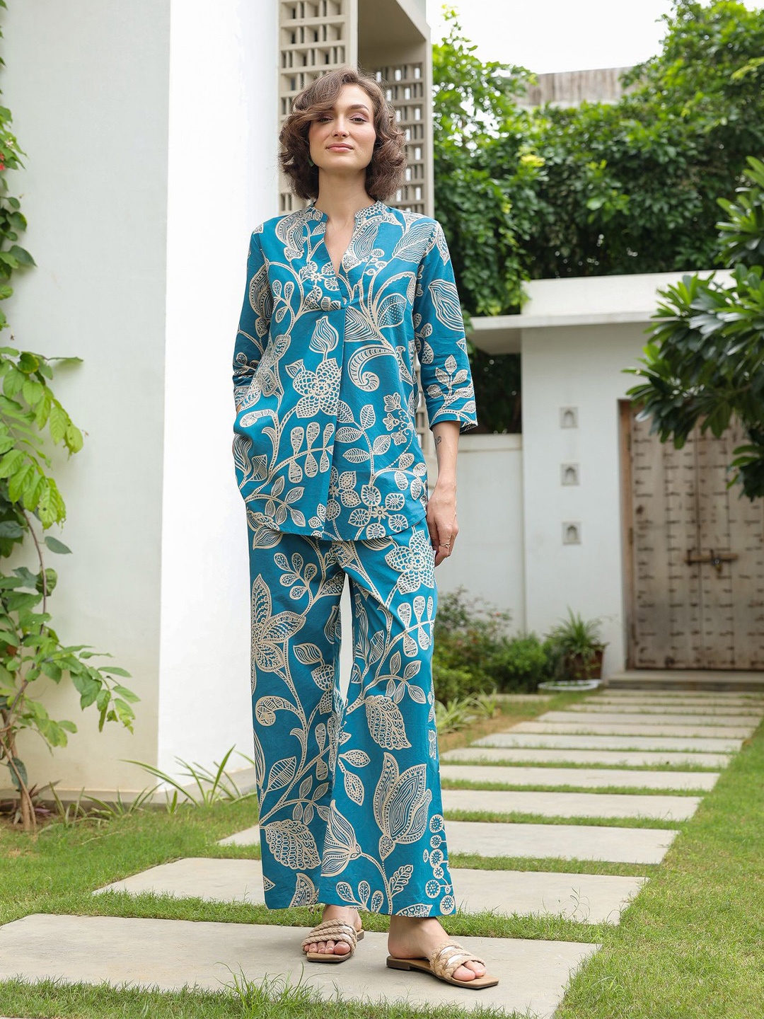 

JISORA Blue Floral Printed Mandarin Collar Pure Cotton Top With Trousers