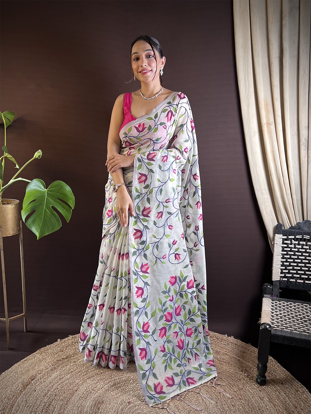 

HEER FASHION Floral Woven Design Saree With Blouse Piece, Off white