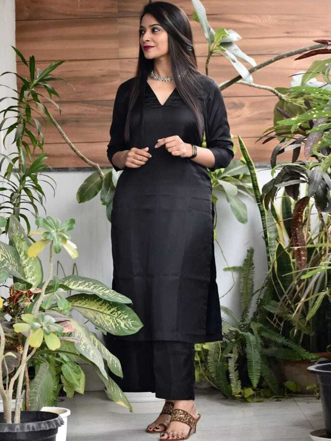 

nirja Fab V-Neck Straight Kurta With Trouser, Black