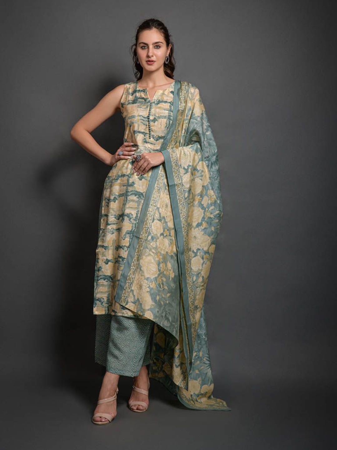 

SAZRIKA Women Floral Printed Regular Chanderi Silk Kurta with Trousers & With Dupatta, Green