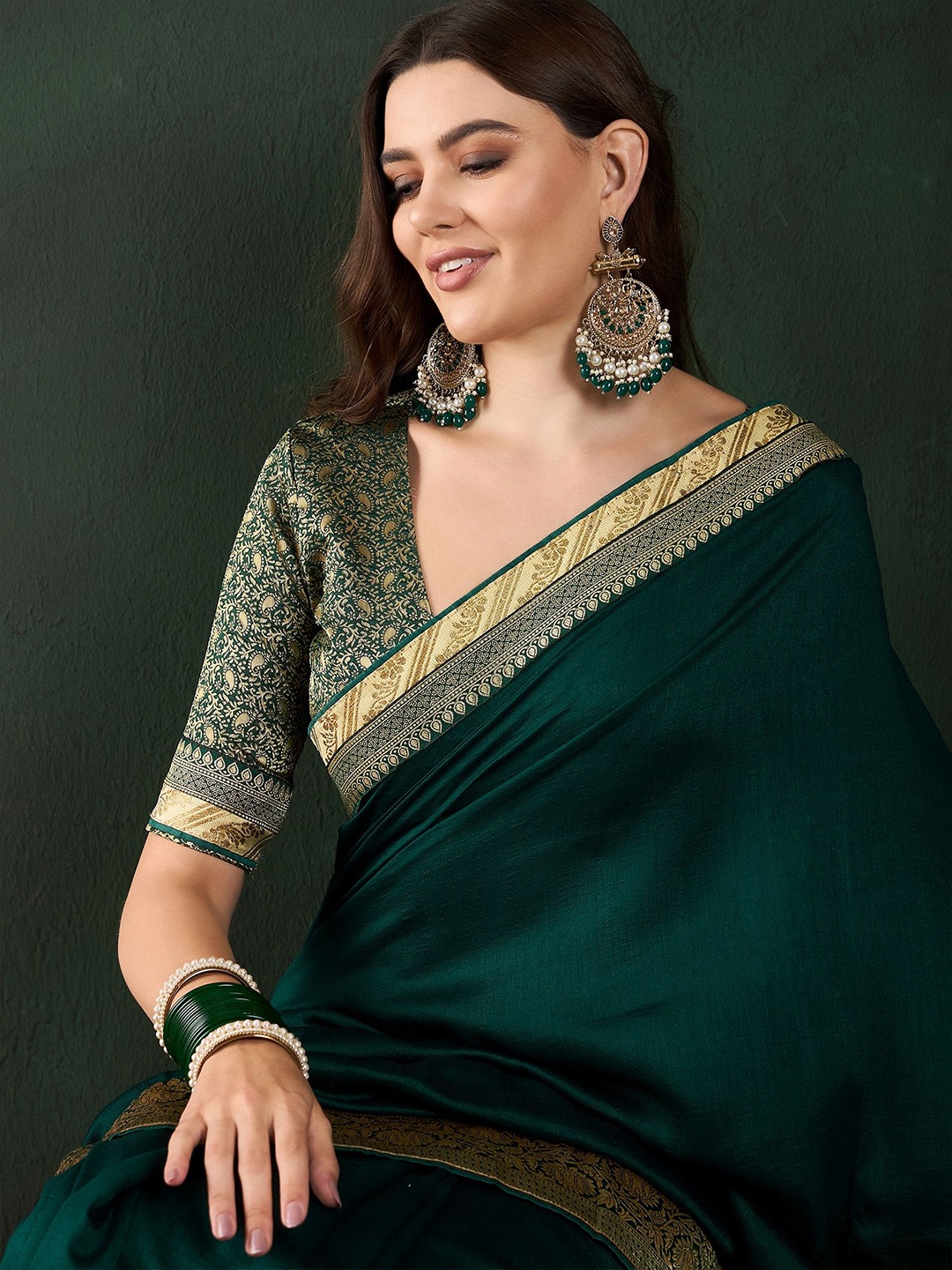 

Sangria Solid Border Woven Design Saree With Blouse Piece, Green
