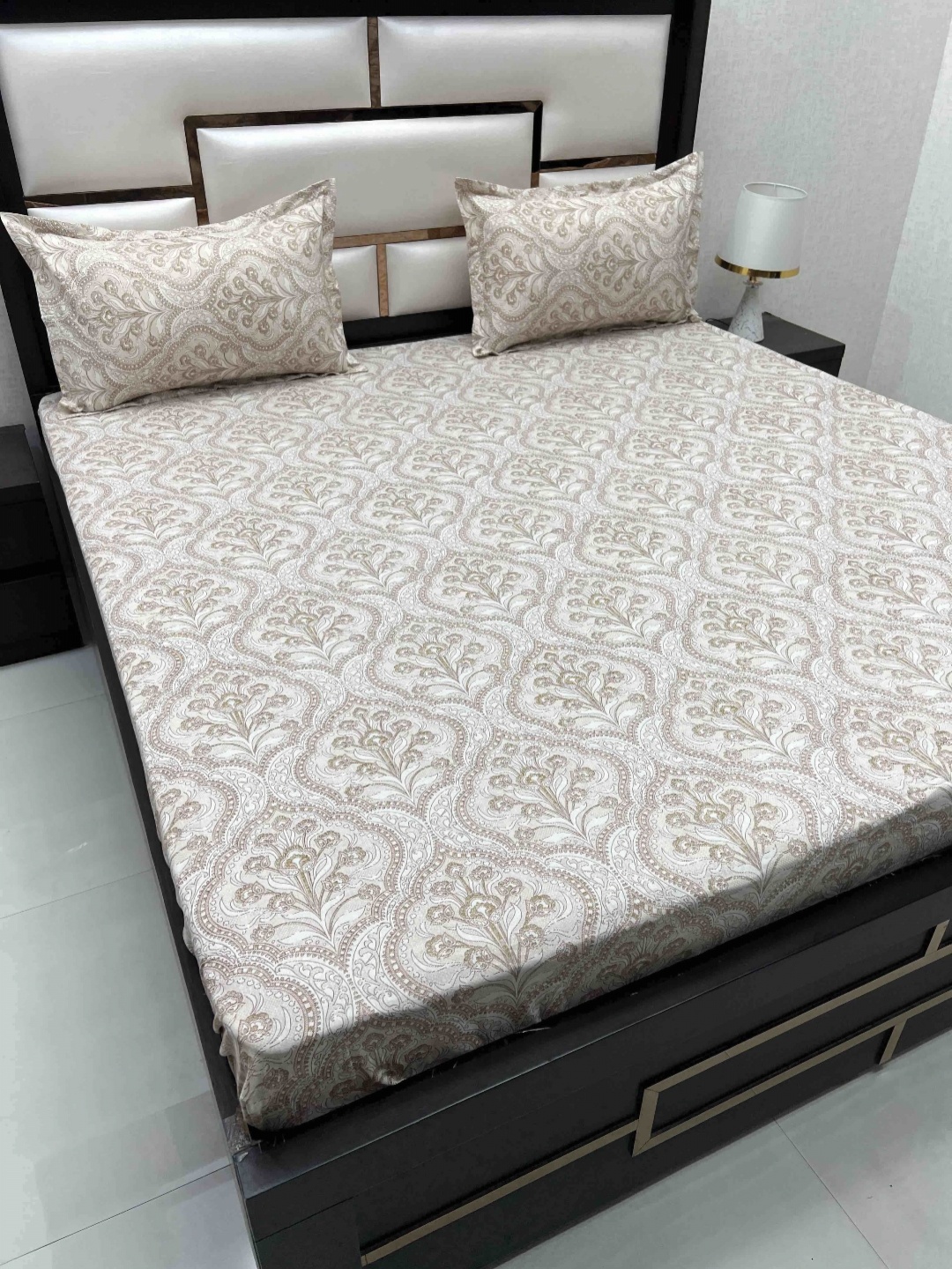 

Pure Decor velar fur sib Brown Pure Cotton 260 TC King Bedsheet with 2 Pillow Covers