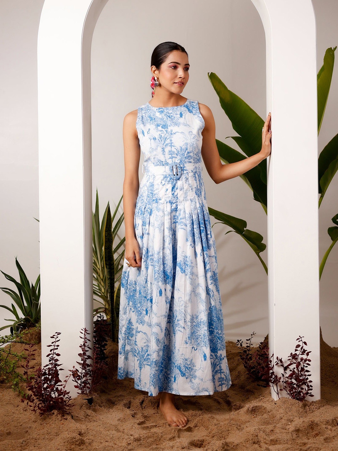 

MOONSTRUCK Round Neck Printed Maxi Dress, White