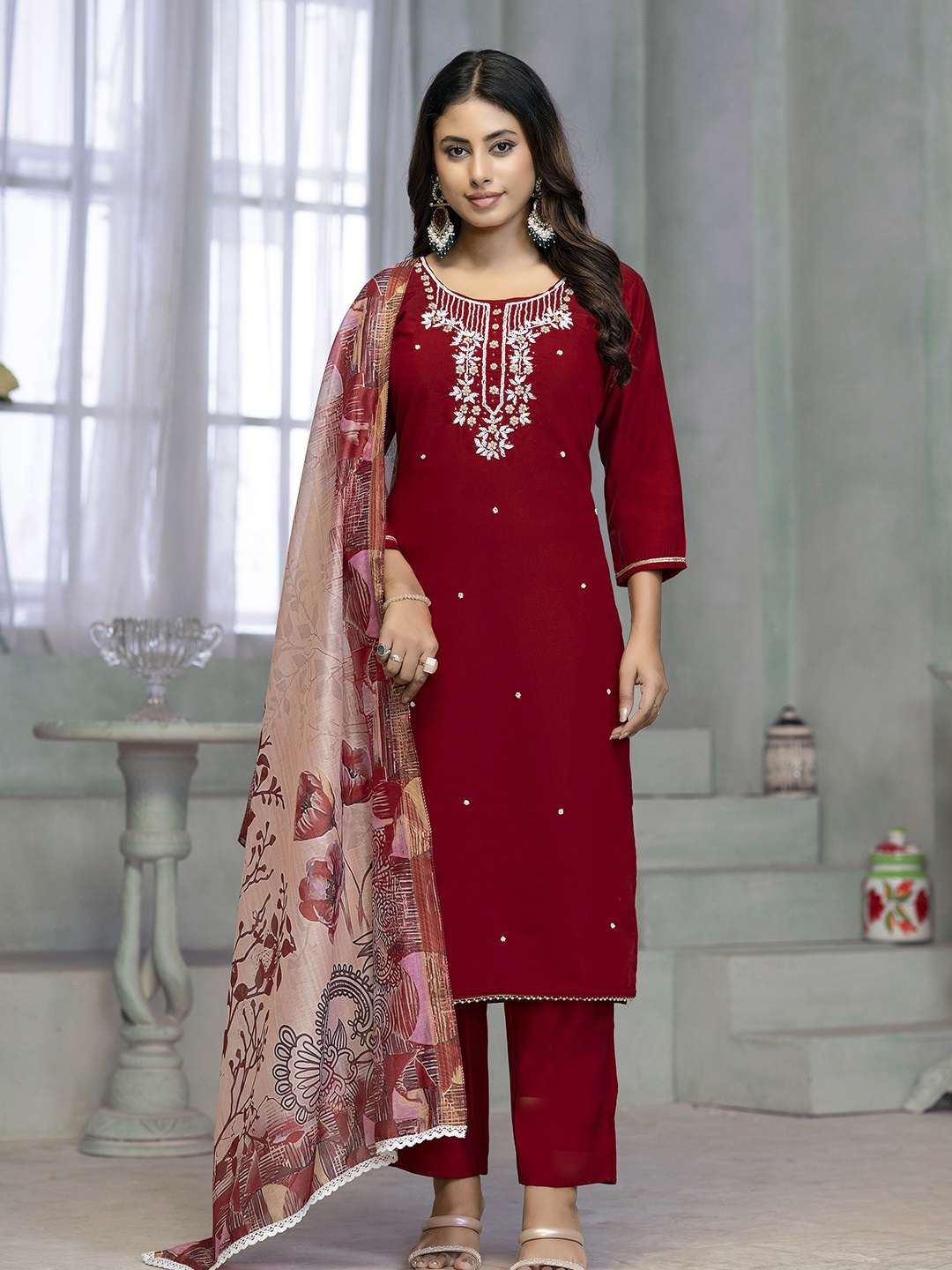 

Maroosh Women Embellished Round Neck Kurta Set, Red