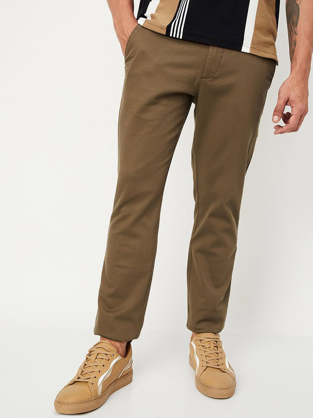 

max Men Textured Mid-Rise Chinos Trousers, Brown