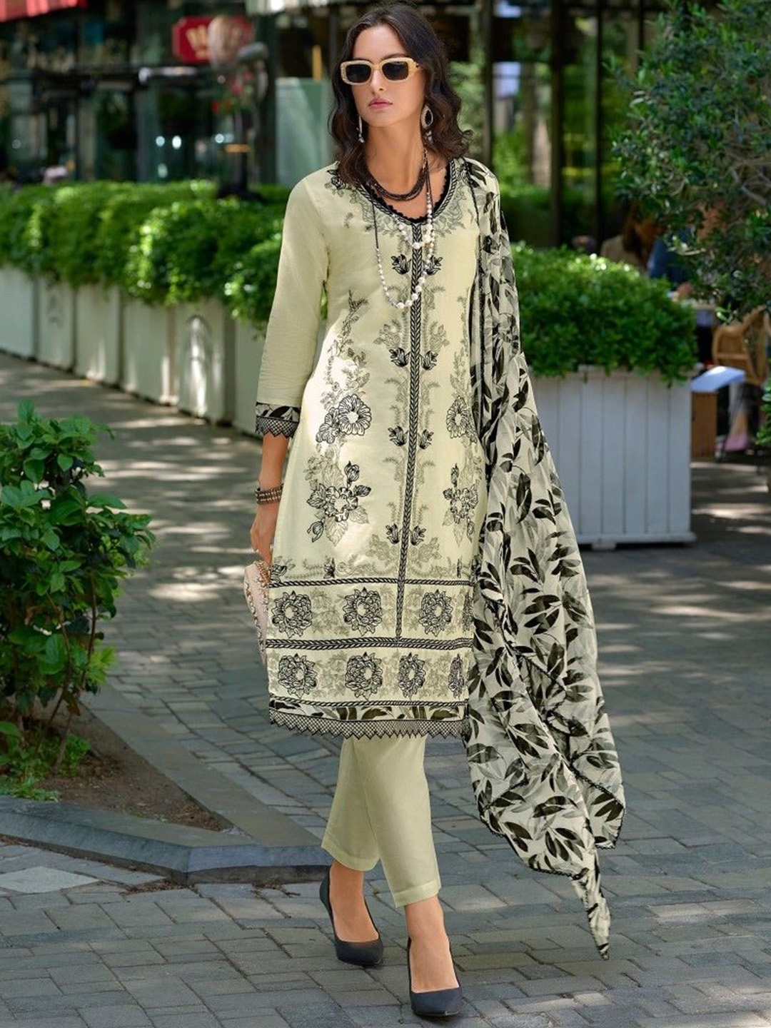 

AUTUMN LANE Embroidered Regular Pure Cotton Straight Kurta with Trousers & Dupatta, Green