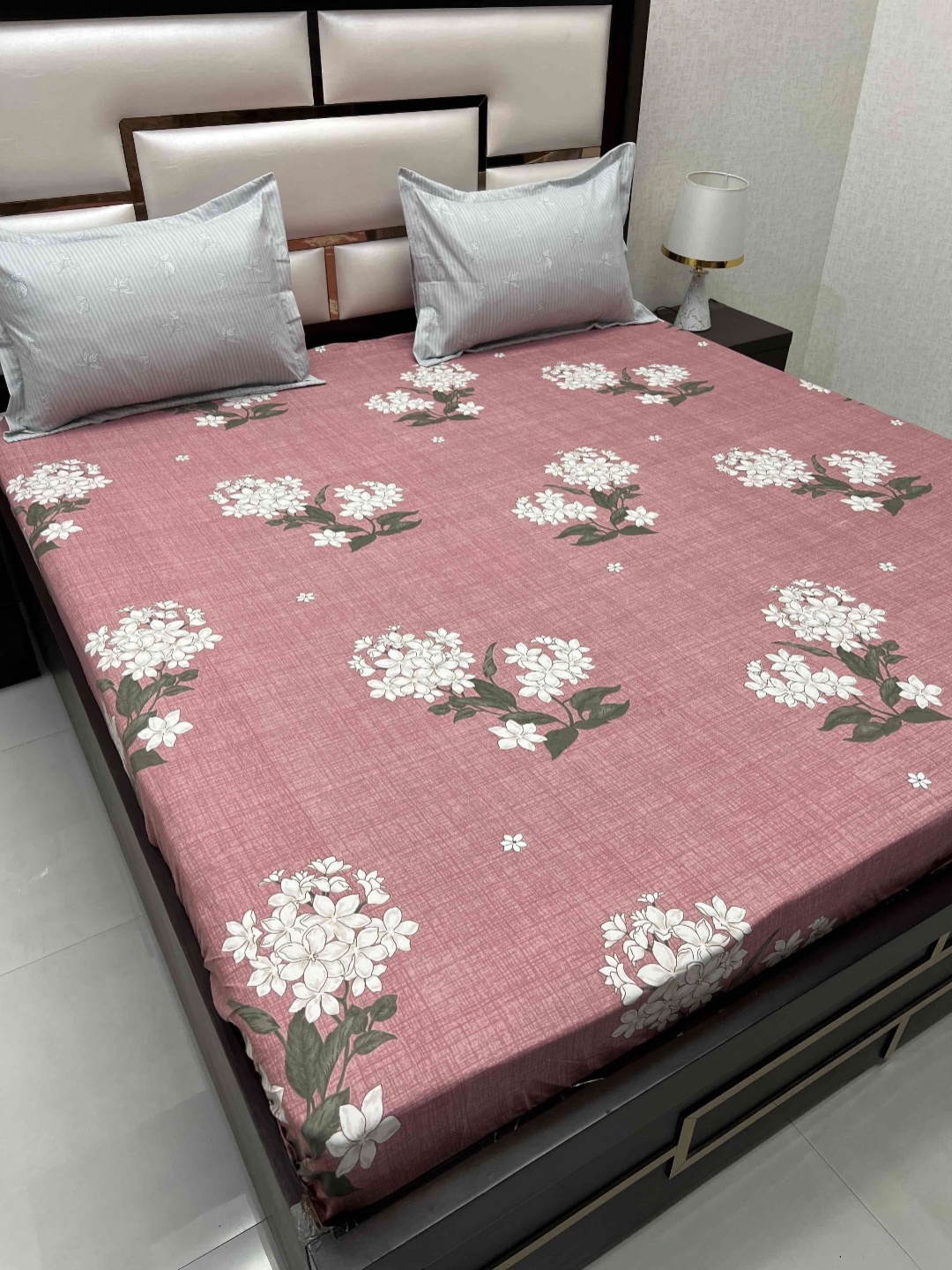 

Pure Decor Pink & White Floral Microfiber 350 TC King Bedsheet with 2 Pillow Covers