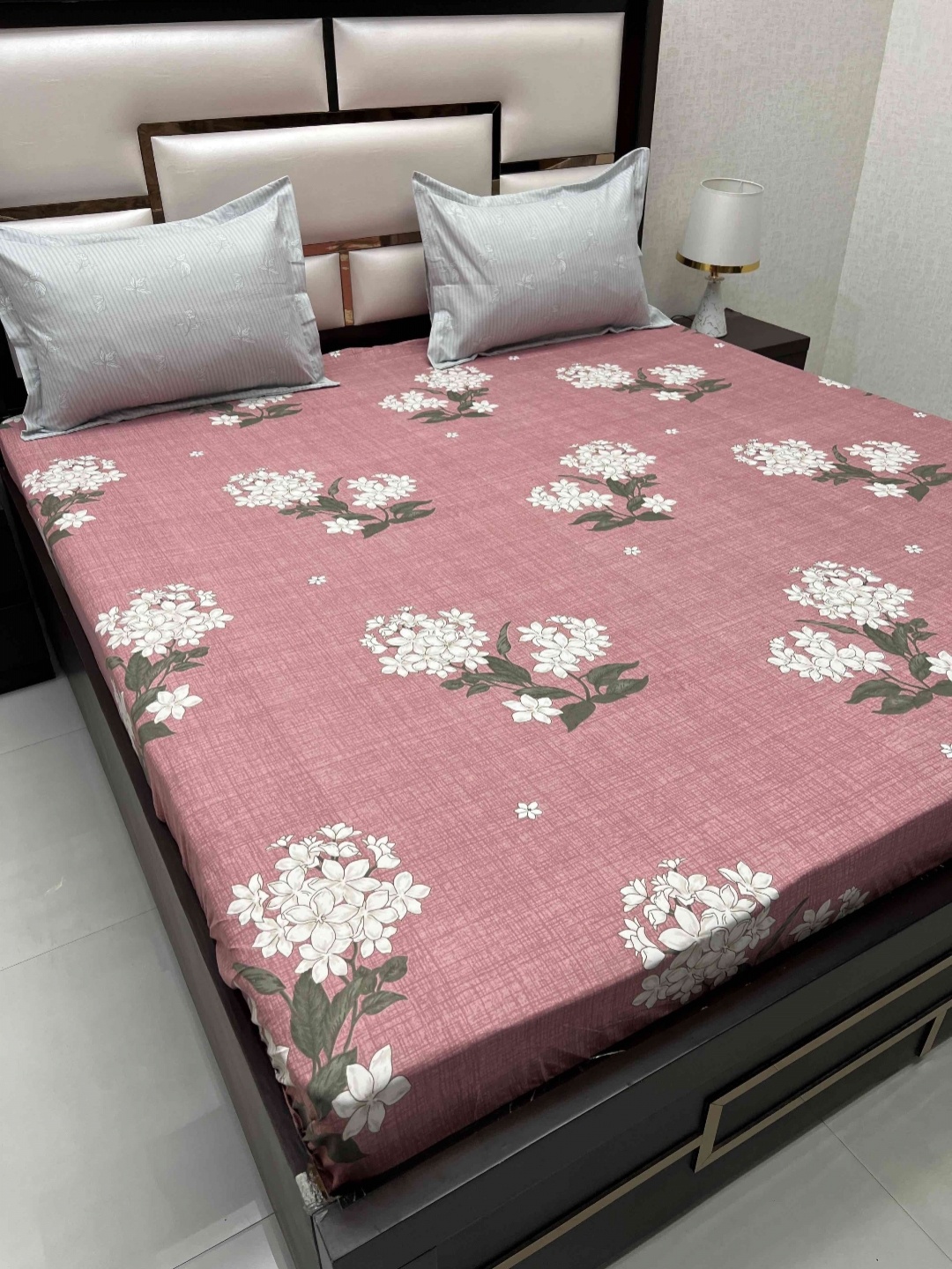 

Pure Decor Pink & White Floral Cotton 260 TC King Bedsheet with 2 Pillow Covers