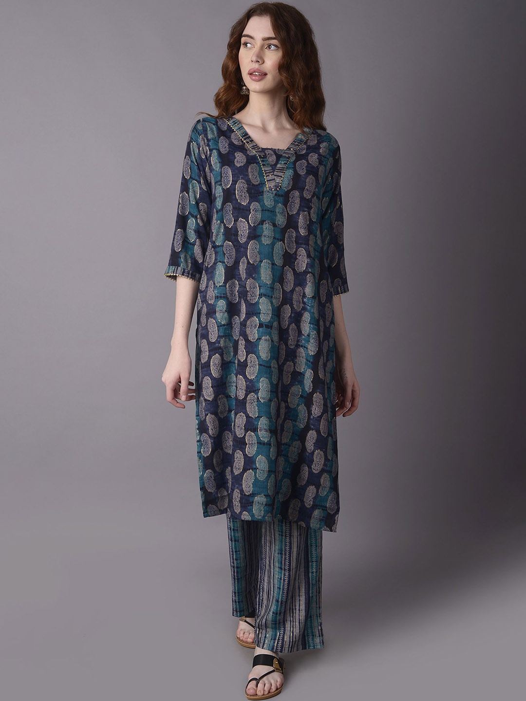 

Shree Paisley Printed Gotta Patti Square Neck Straight Kurta with Trousers, Navy blue