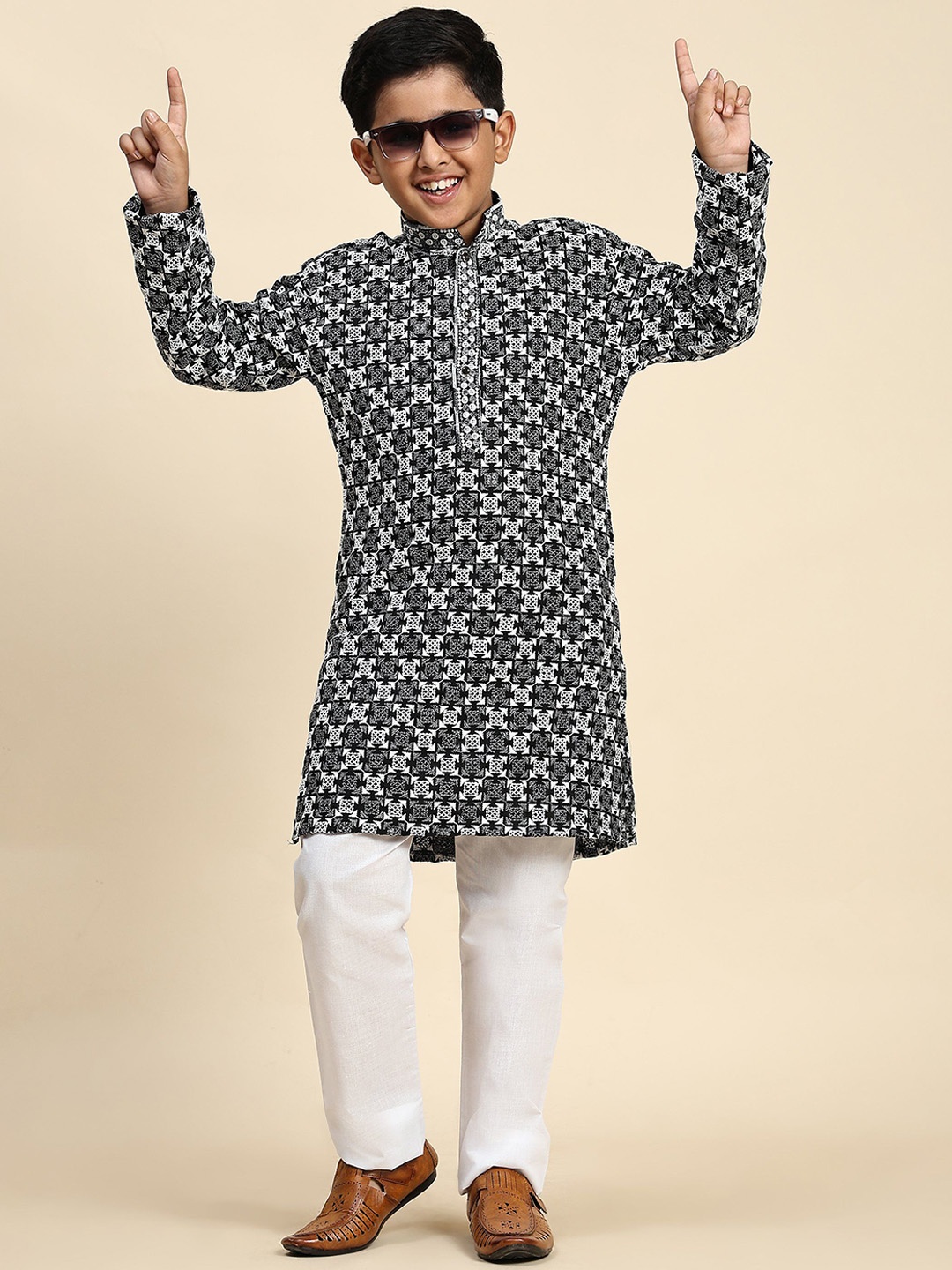 

Pro-Ethic STYLE DEVELOPER Boys Geometric Embroidered Sequinned Pure Cotton Kurta & Pyjamas, Black