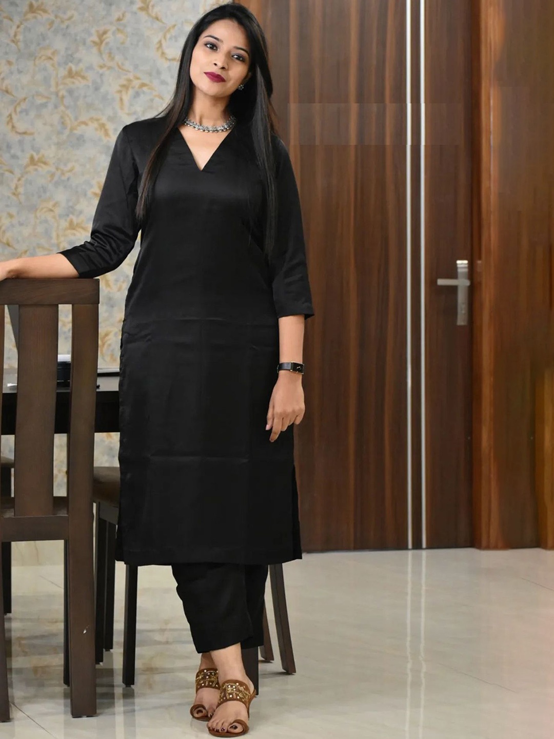 

nirja Fab V-Neck Straight Kurta With Trouser, Black