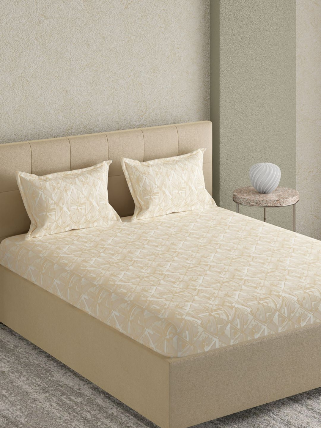 

GM Off White & Beige Geometric Jacquard Cotton 300 TC King Bedsheet with 2 Pillow Covers