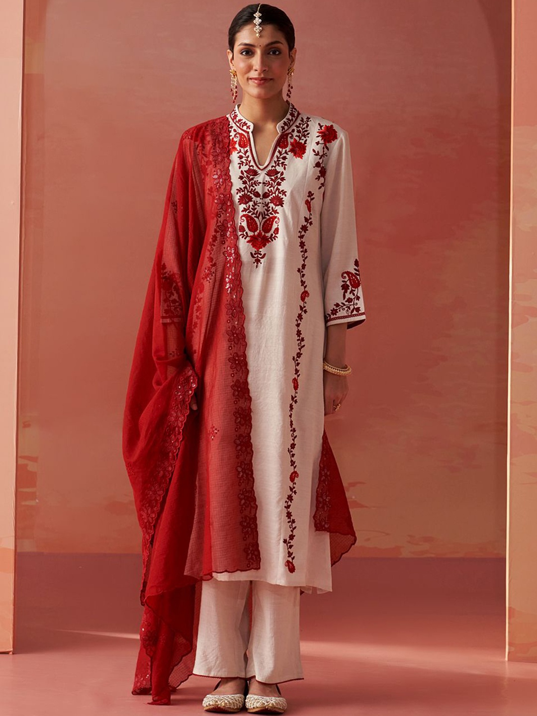 

Lakshita Floral Embroidered Mandarin Collar Straight Kurta With Trousers, Off white