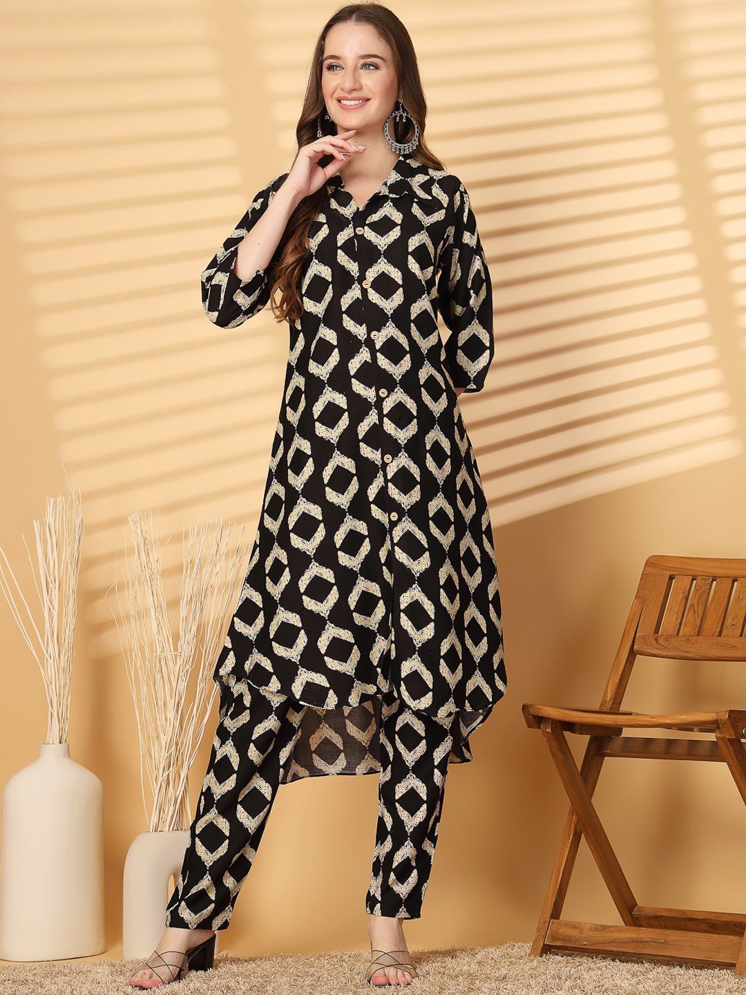 

Piludi Geometric Printed Shirt Collar A-Line Kurta with Trousers, Black