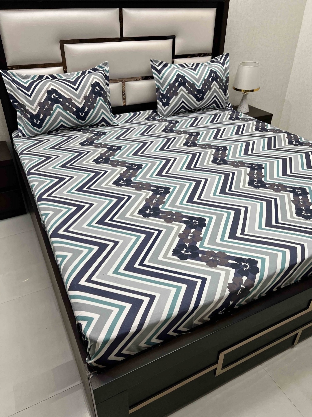 

Pure Decor Amulya White & Grey Printed 220 TC Queen Bedsheet With 2 Pillow Covers