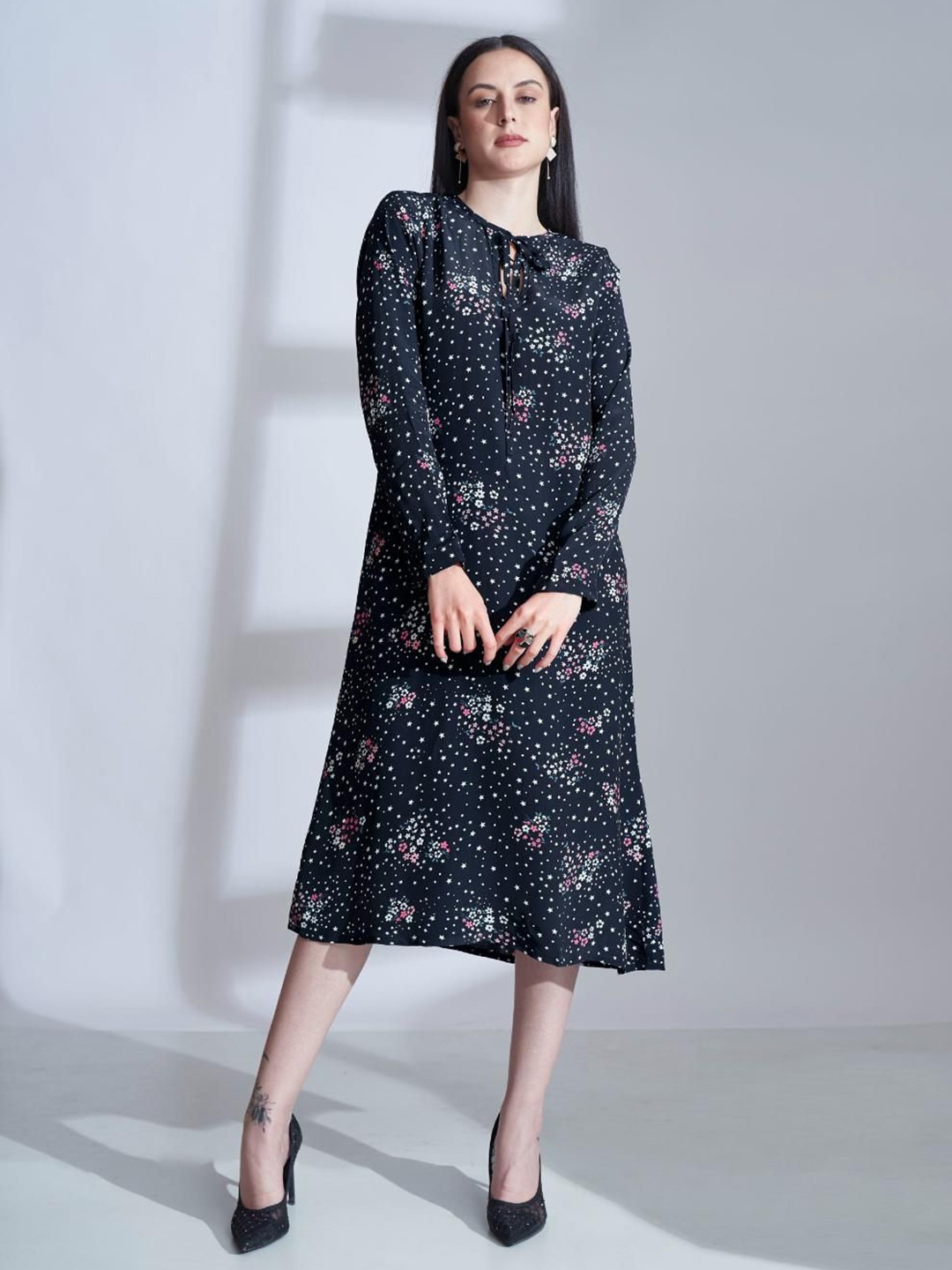 

The Samoa Women Printed Round Neck A-Line Midi Dress, Blue