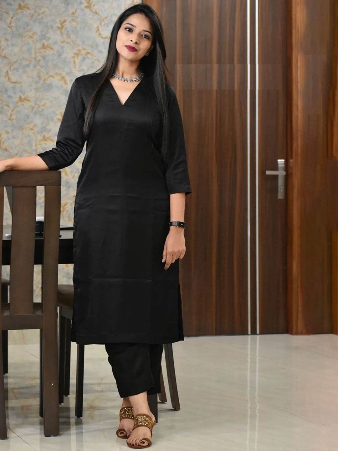 

nirja Fab V-Neck Straight Kurta With Trouser, Black