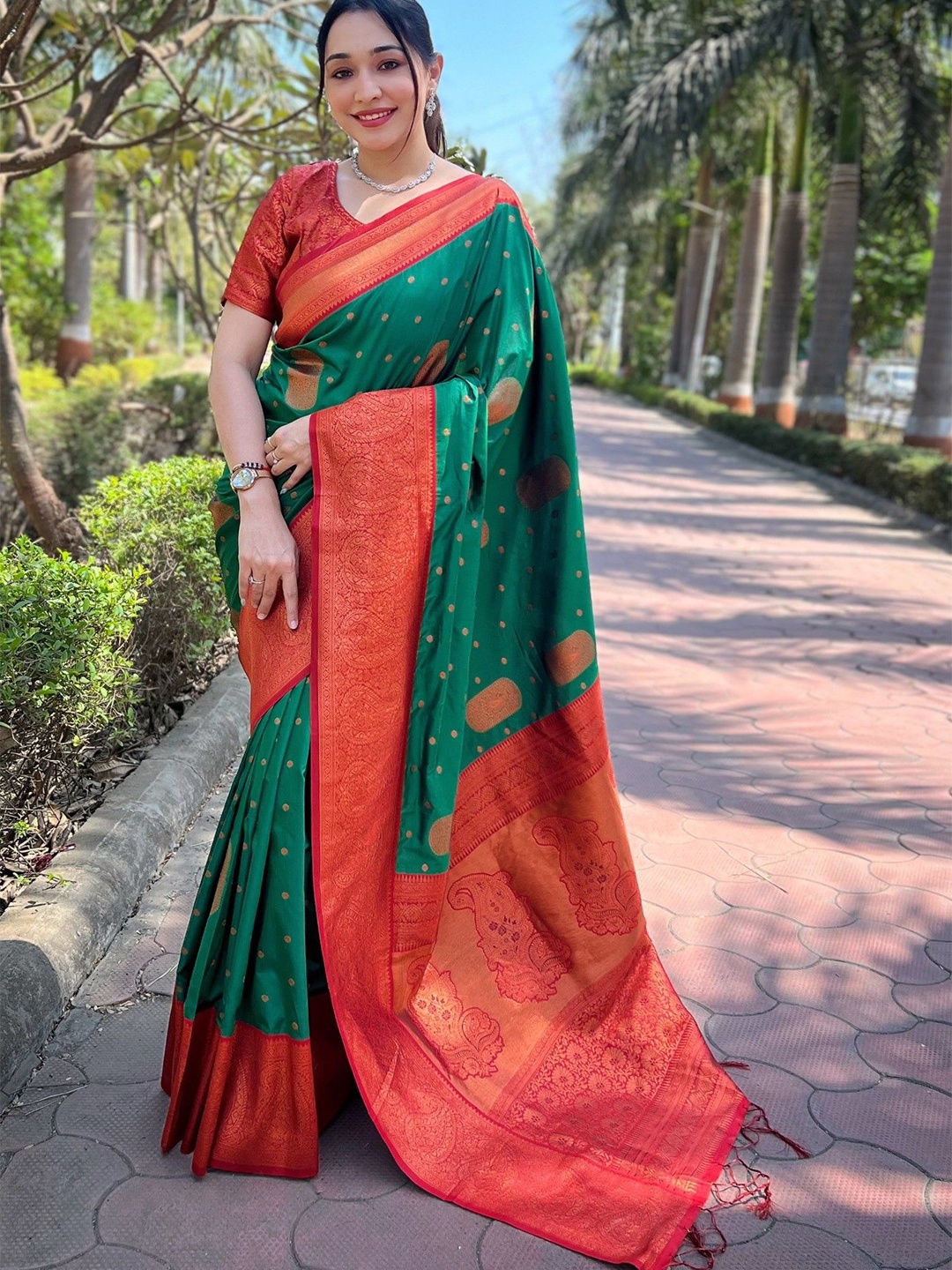 

MySilkLove Woven Design Zari Banarasi Saree, Green