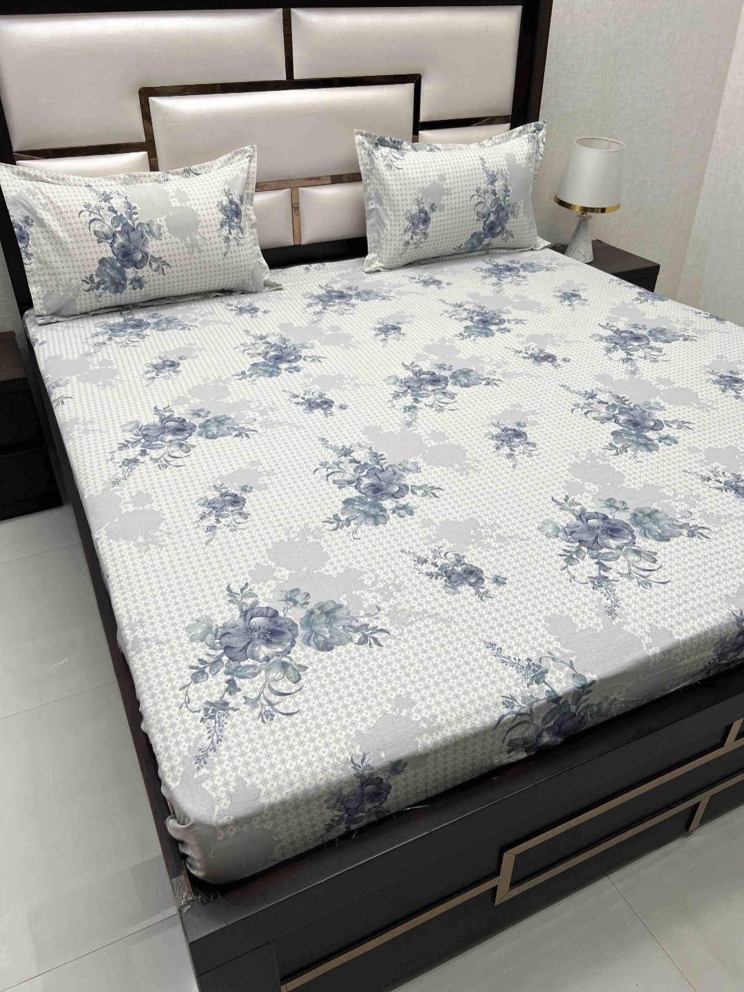 

Pure Decor Blue & White Floral Cotton 260 TC King Bedsheet with 2 Pillow Covers