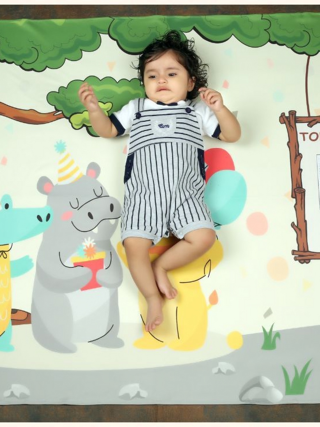 

NEW COMERS Grey & Green Cartoon Characters 210 GSM Cotton Photoshoot 1-12 Month Blanket