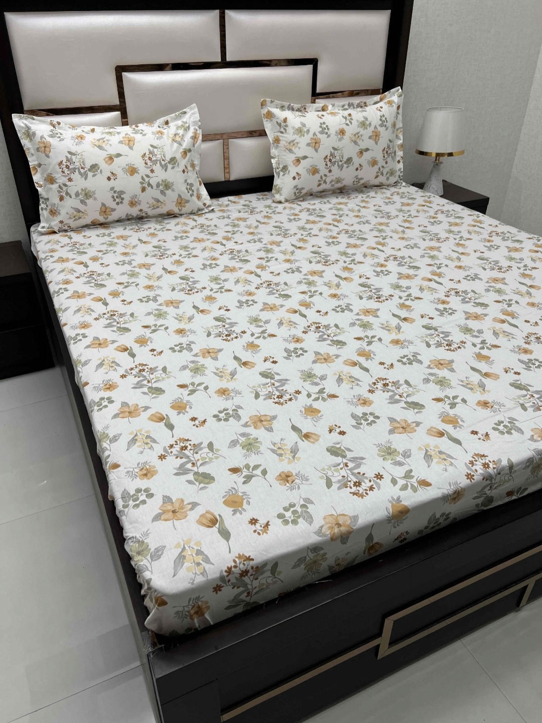 

Pure Decor Sapphire White & Beige Floral 240 TC Cotton King Bedsheet with 2 Pillow Covers