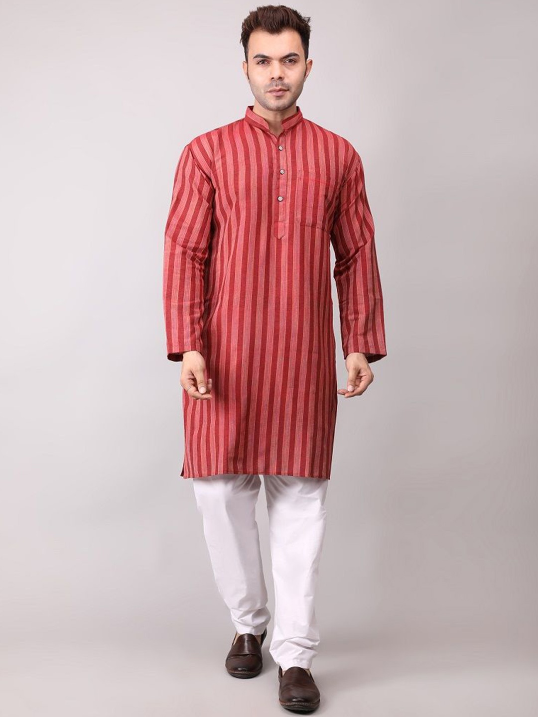 

Voniry Striped Mandarin Collar Kurta With Trousers, Maroon