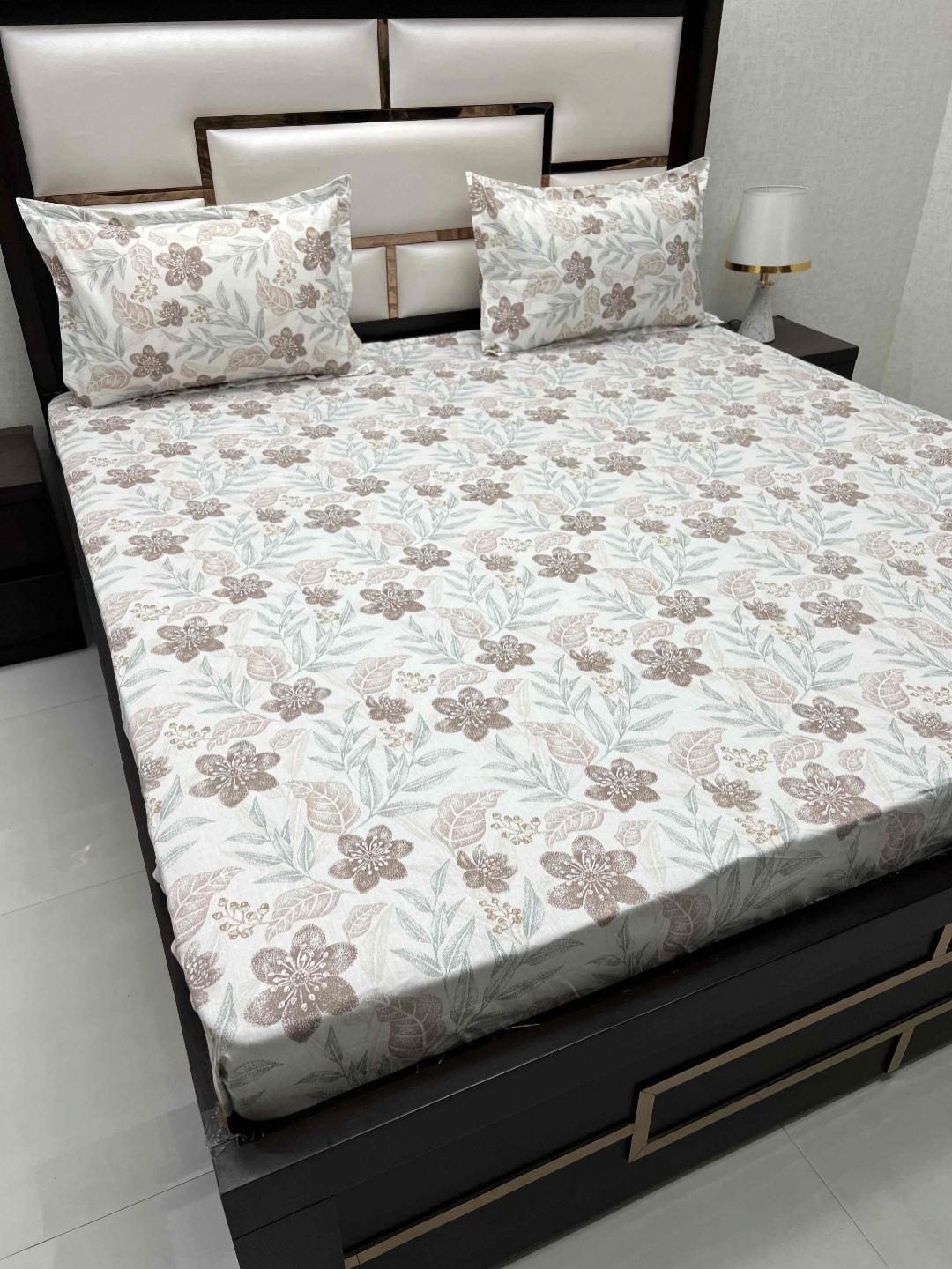 

Pure Decor Sapphire Brown & White Floral 240 TC Cotton King Bedsheet With 2 Pillow Covers