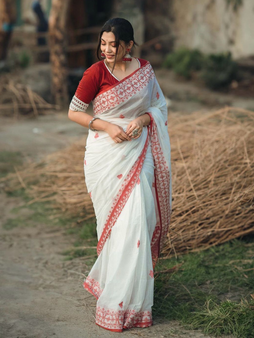 

Kriyansh Woven Design Zari Kanjeevaram Saree With Handloom Weaving, White