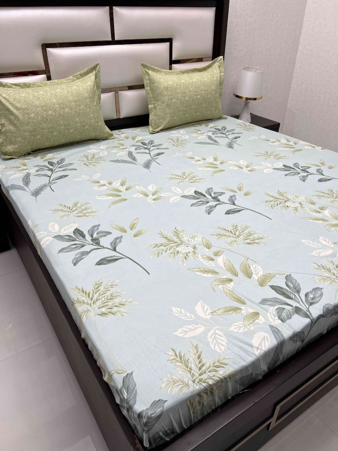 

Pure Decor Green & White Floral Cotton 240 TC King Bedsheet with 2 Pillow Covers