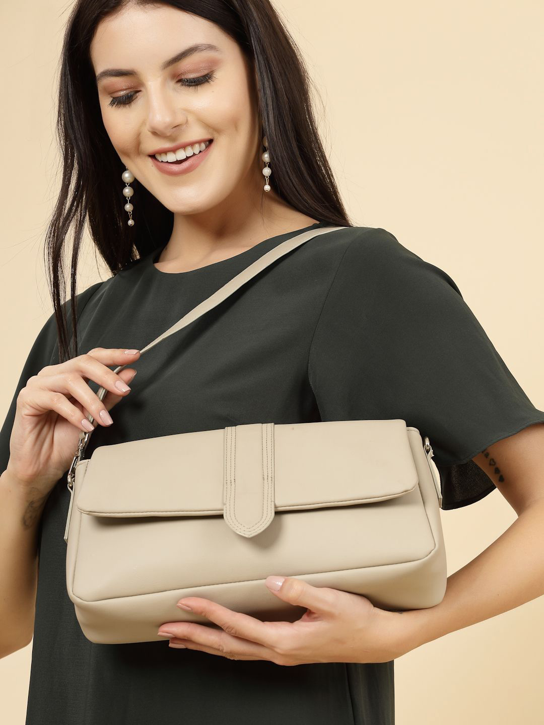 

DressBerry Women Solid Swagger Shoulder Bag, Beige