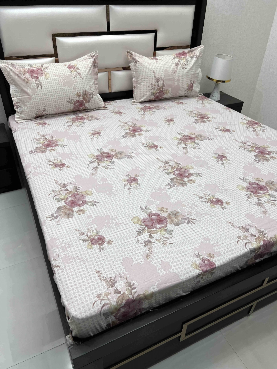 

Pure Decor Maroon & White Floral Pure Cotton 260 TC King Bedsheet with 2 Pillow Covers