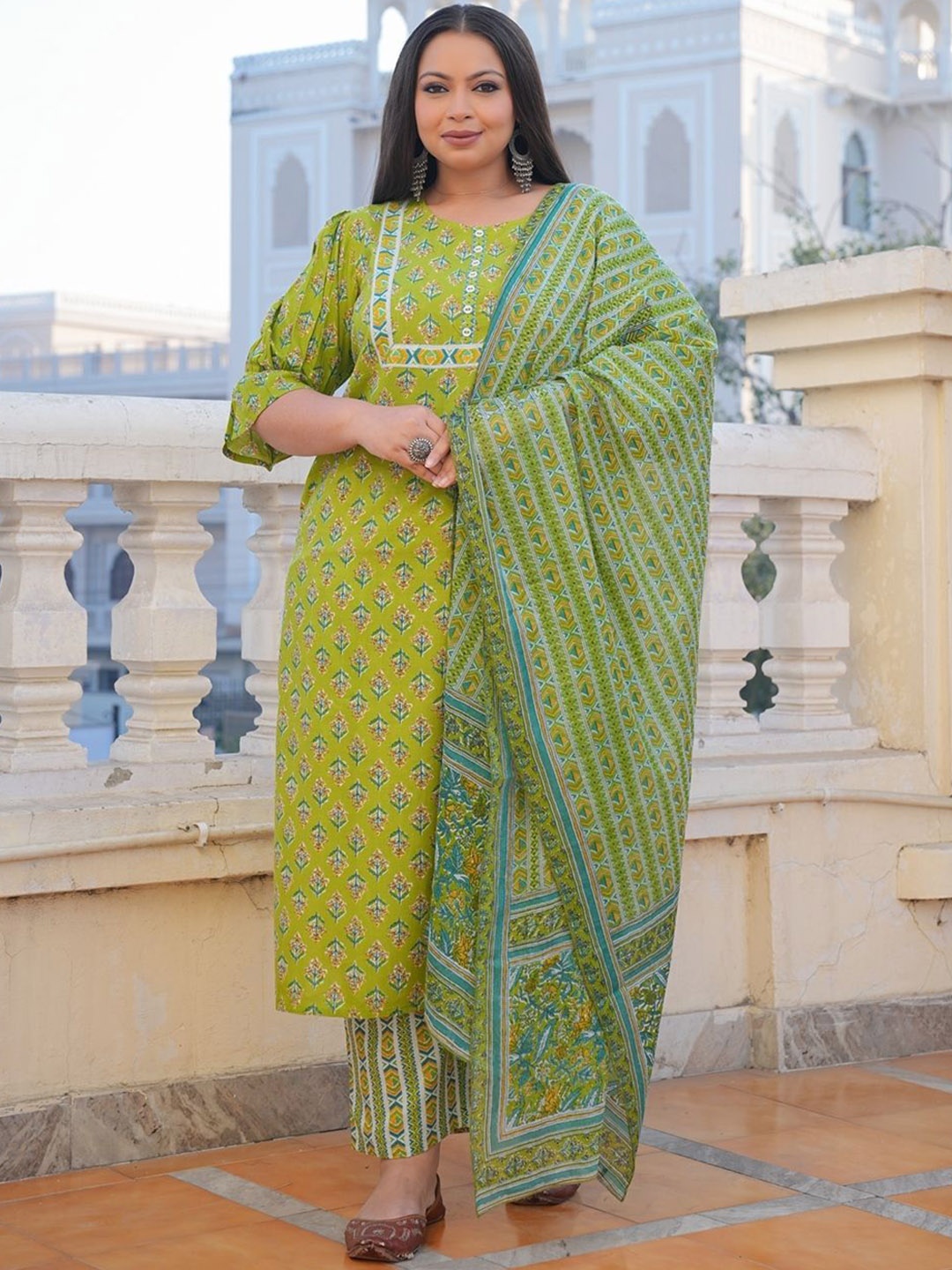 

YASH GALLERY Plus Size Floral Printed Round Neck Straight Kurta with Trousers & Dupatta, Green