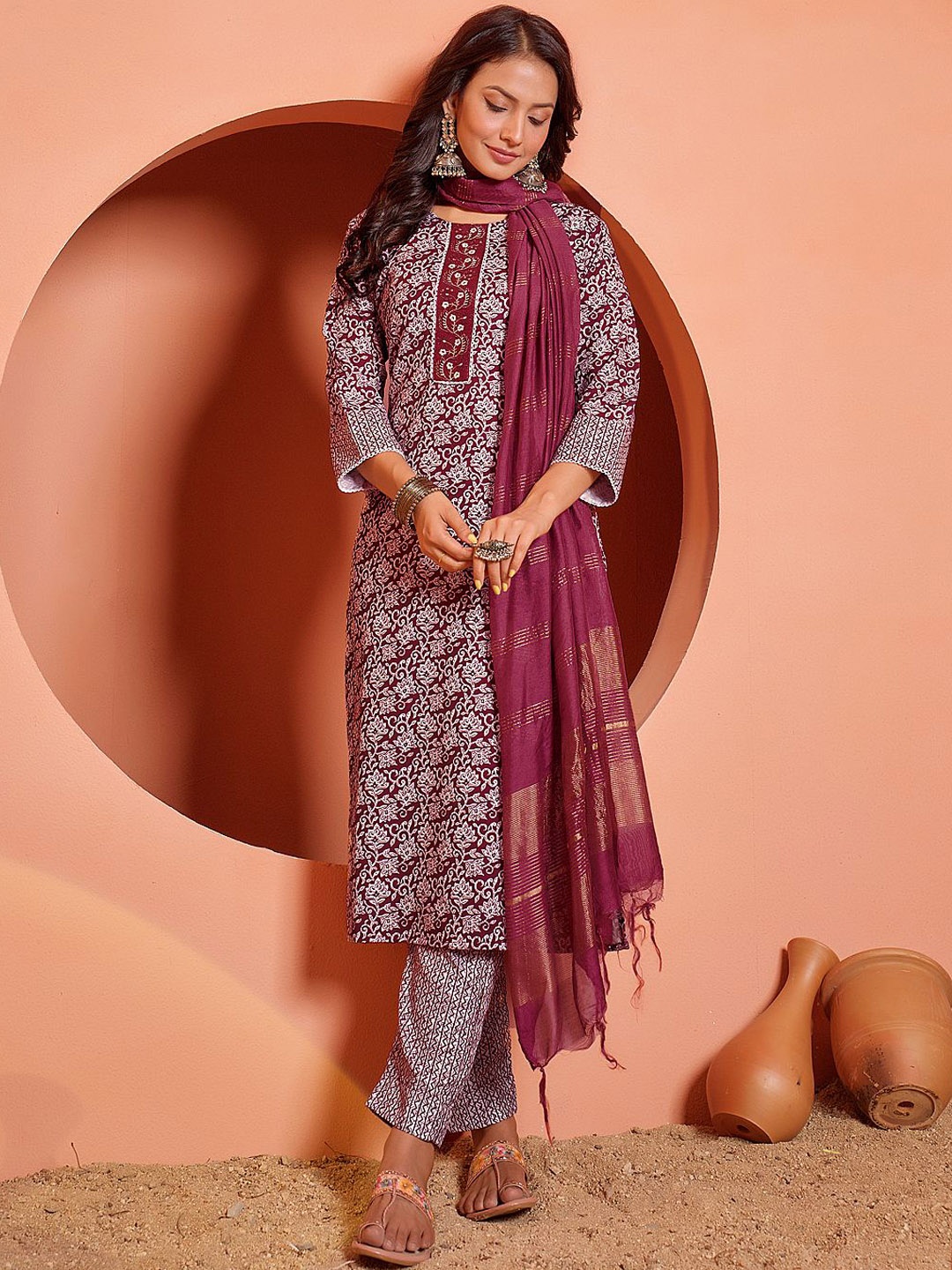 

ARADHNA Floral Printed Regular Straight Kurta with Trousers & Dupatta, Maroon