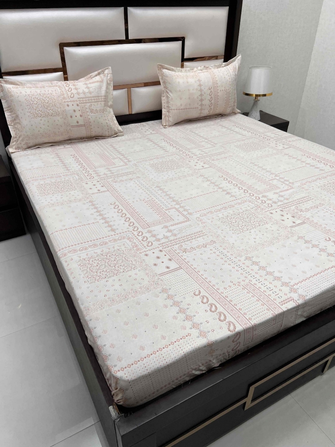 

Pure Decor velar fur sib Peach Print Pure Cotton 330 TC King Bedsheet with 2 Pillow Covers