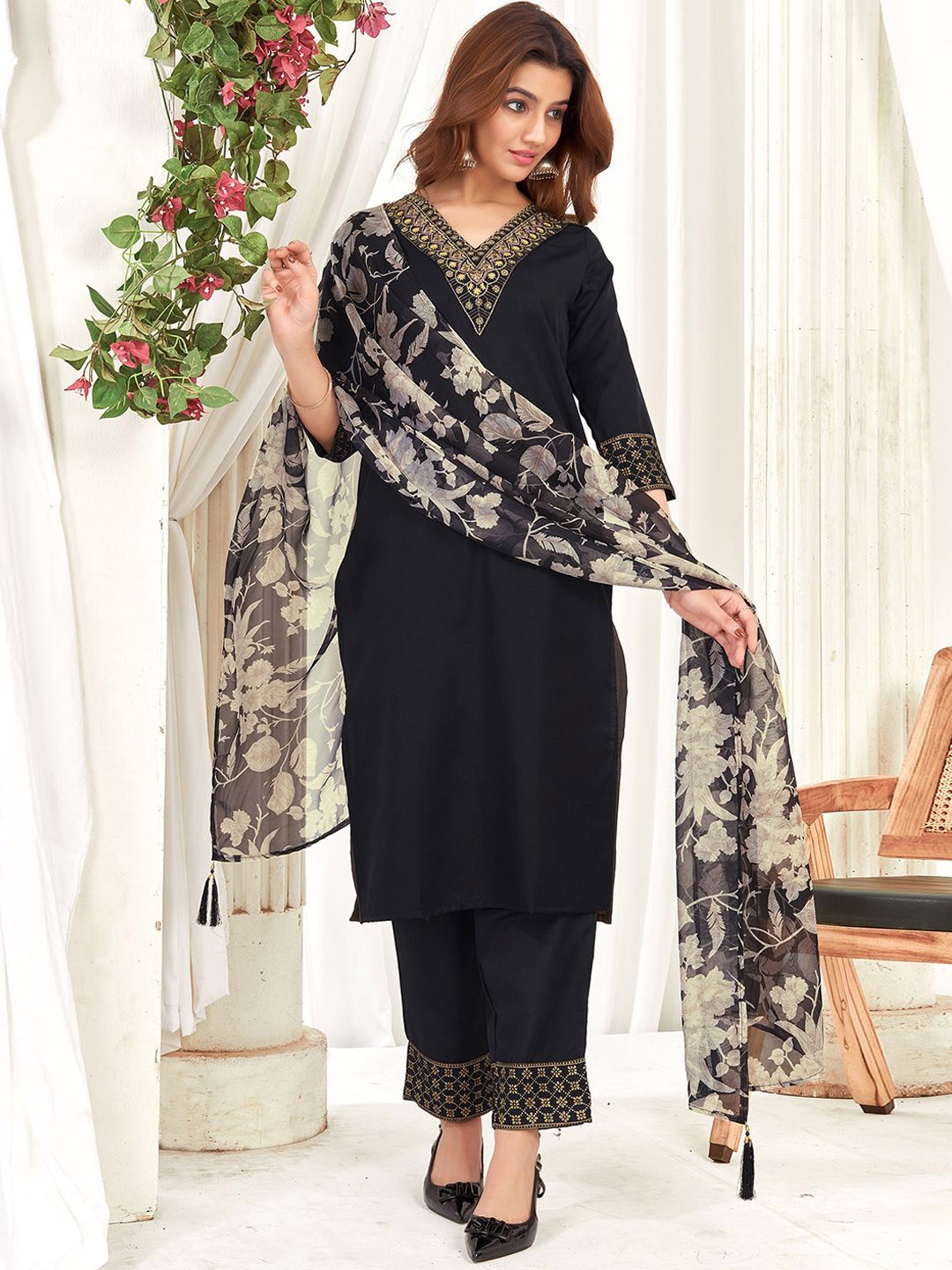 

SKYLEE Black & Grey Ethnic Motifs Printed Sequinned Straight Kurta & Trousers With Dupatta