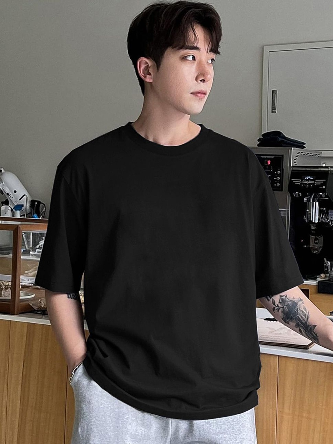 

CLAFOUTIS Men Solid Round Neck Cotton Oversized T-shirt, Black